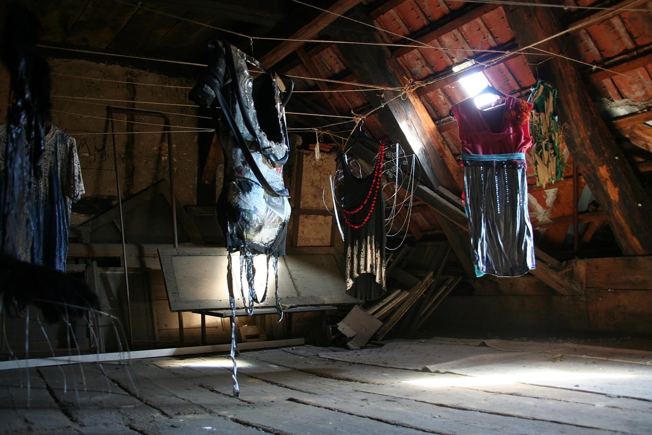 transformez votre grenier en un espace de vie fonctionnel et esthétique grâce à notre guide d'aménagement de combles. découvrez des idées inspirantes pour créer une chambre, un bureau ou un coin détente selon vos besoins.