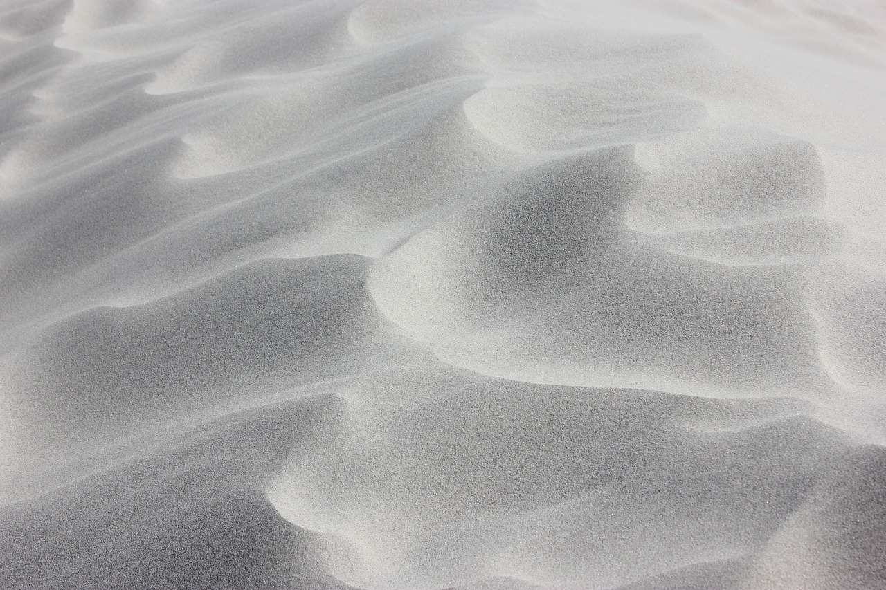 découvrez la beauté immaculée des plages de sable blanc, où le soleil brille et les vagues caressent doucement la côte, un véritable paradis pour les amoureux de la nature et les aventuriers.